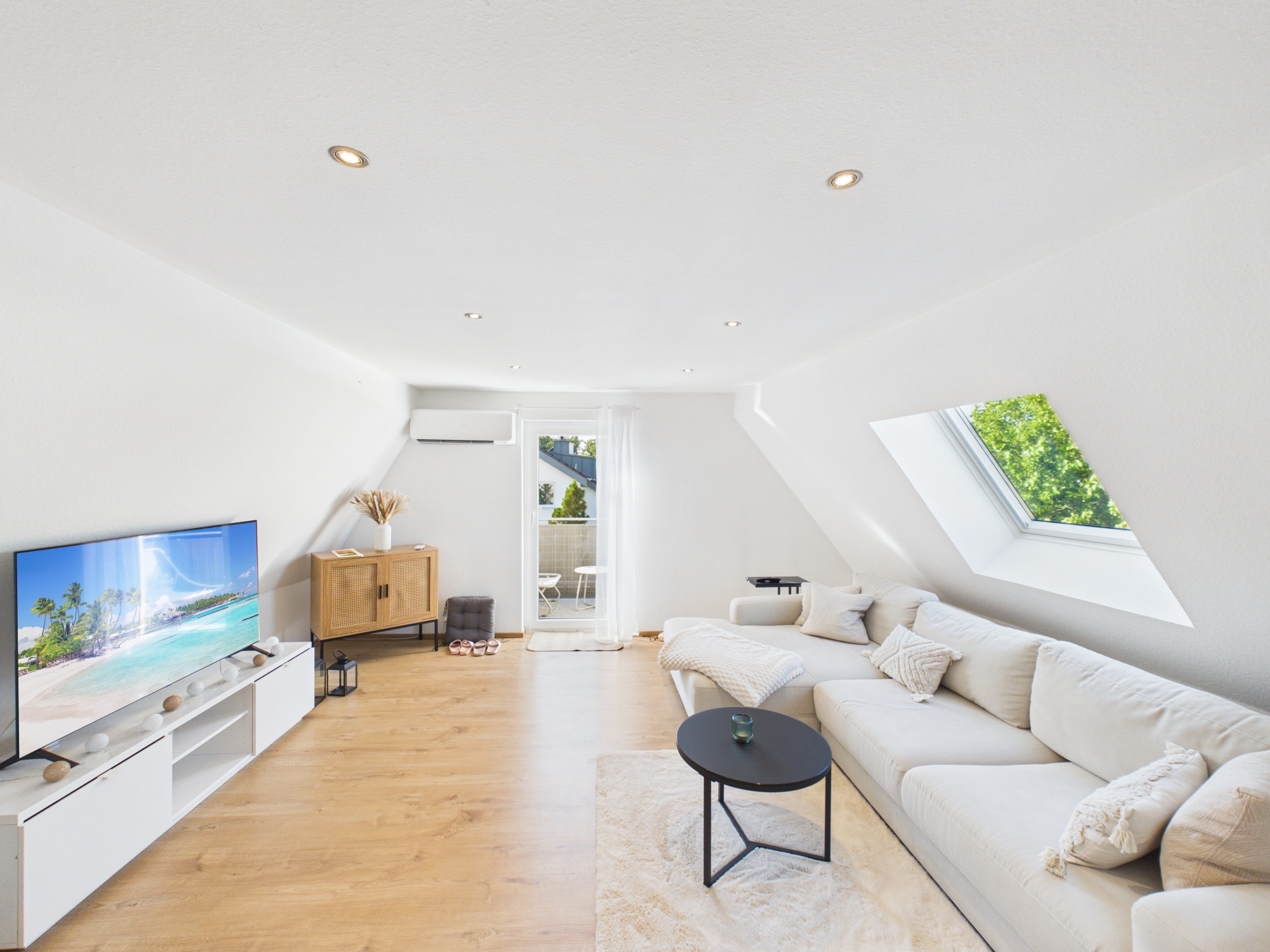Gemütliche Dachgeschosswohnung mit Klimaanlage und Balkon in 68775 Ketsch – DESEO Immobilien Mannheim 1/10
