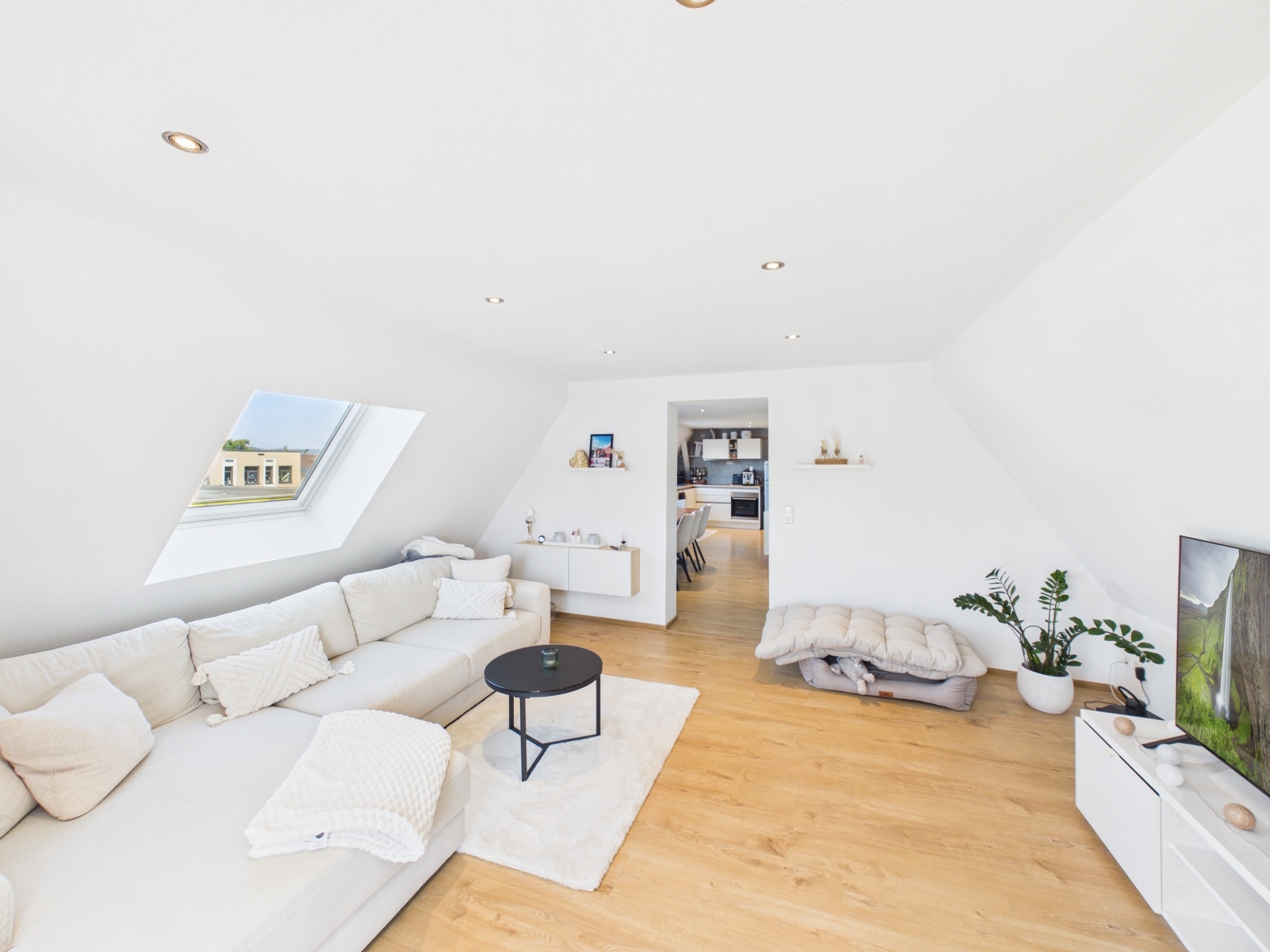 Gemütliche Dachgeschosswohnung mit Klimaanlage und Balkon in 68775 Ketsch – DESEO Immobilien Mannheim 2/10