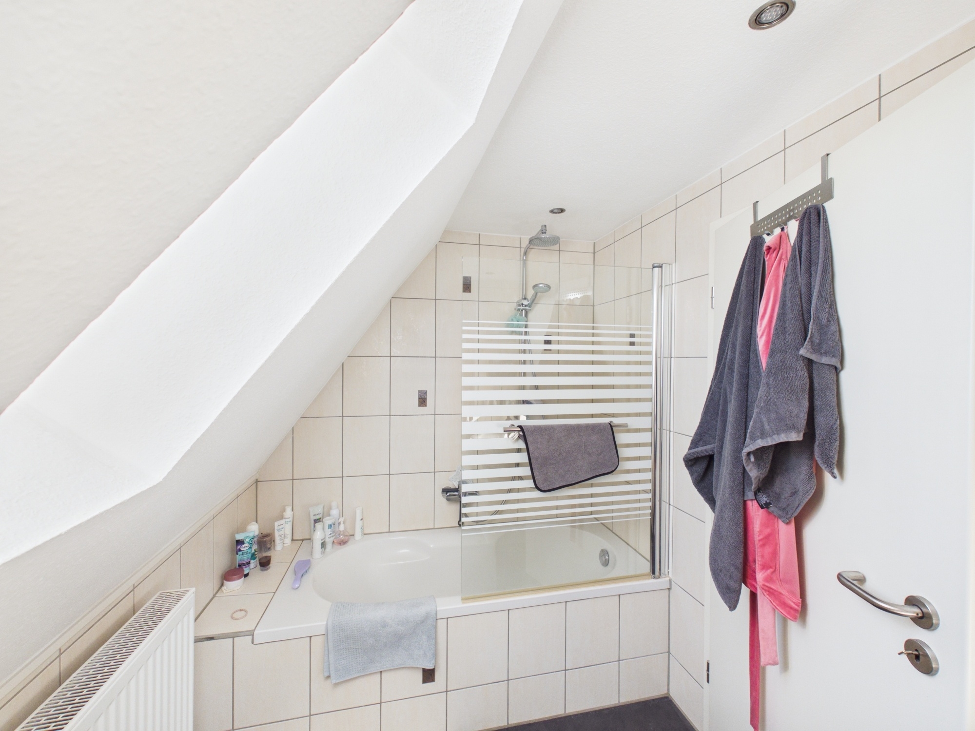 Gemütliche Dachgeschosswohnung mit Klimaanlage und Balkon in 68775 Ketsch – DESEO Immobilien Mannheim 8/10